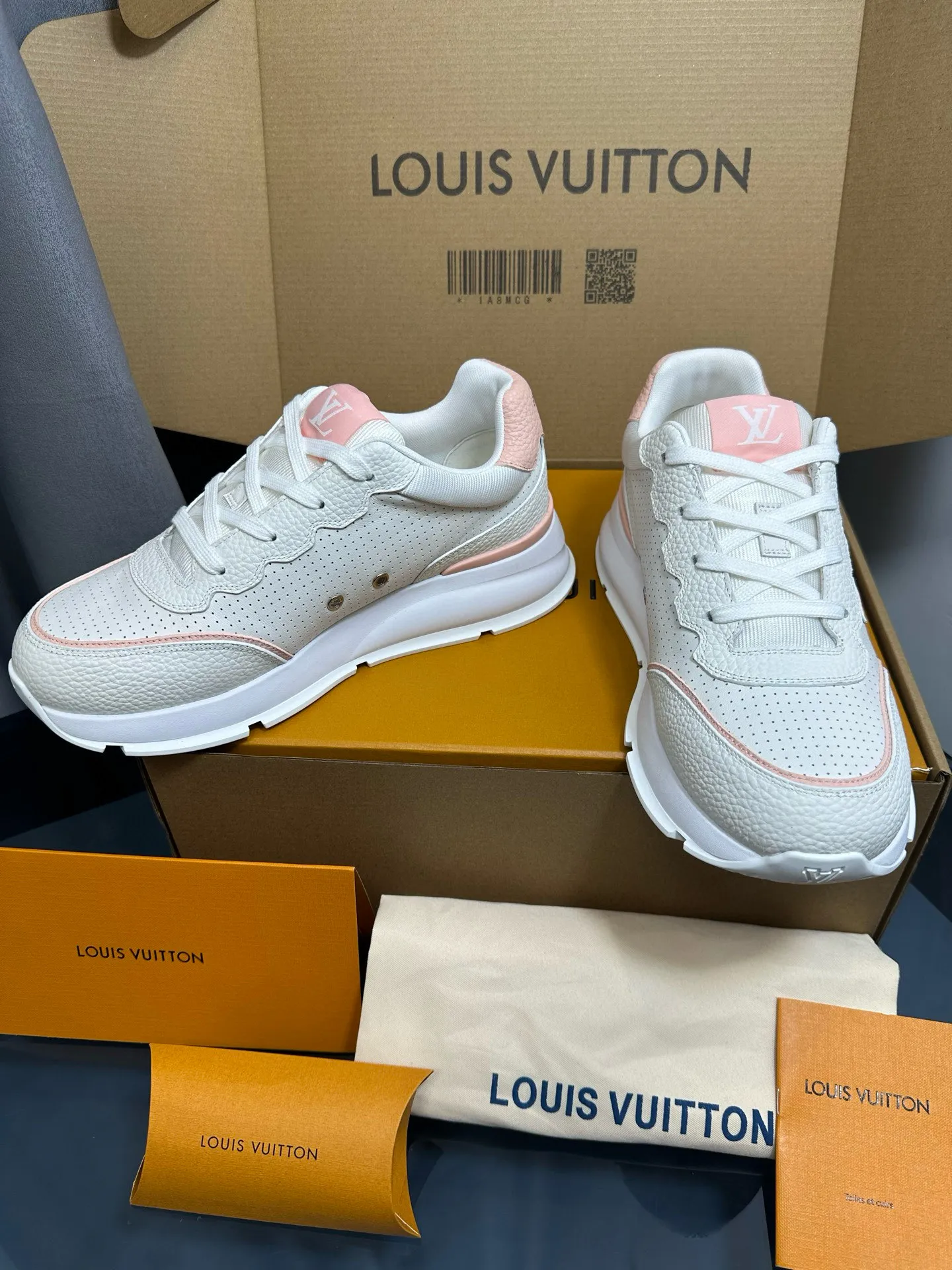 Factory price: 700💰🌈LV | Louis Vuitton 2025𝐬𝐬 🧡💚2025 spring and summer new style top version‼ ️The original version is the same. The counter focuses on the latest casual shoes and new hard goods🆕 ❥Purchasing agent level! Full of high-end feel! A popular model among bloggers at home and abroad, it’s retro and fashionable, and looks stunning on your feet! Wear a lot of happiness! The official website's main recommendation★ ━━━━━ ЅᏇєєt ━━━━━ ▪️Upper: Original custom-made imported calfskin fabric ▪️Inner: breathable gauze imported from Italy ▪️Outsole: rubber foam ➕t men's men's shoes 💰u high-end outsole ▪️Color: nine colors available ▪️Shoe size: 35-44, (45, 46 customized)